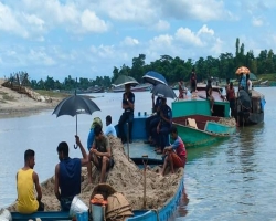 অবৈধভাবে বালু উত্তোলনে টাস্কফোর্সের অভিযান: নৌকা জব্দ